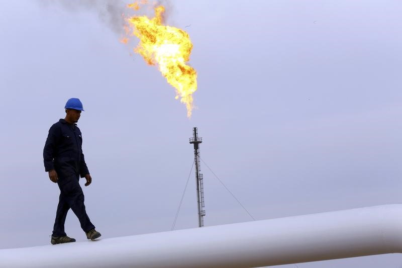 La Production De Pétrole De L'Opep A Diminué De 340.000 Barils Par Jour (bpj) En Novembre Mais Cette Baisse Est Due Principalement à Un Ralentissement Des Livraisons Libyennes Et Non à Une Volonté De Soutenir Les Cours Du Brut, Selon Une Enquête Reuters. /Photo D'archives/REUTERS